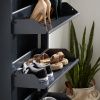 Grafitově šedý kovový botník Kave Home Ode 103 cm -fv-interier-25