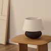 Černobílá kovová stolní lampa Kave Home Nessi -fv-interier-25