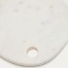 Bílé mramorové servírovací prkénko Kave Home Odar 30 x 25 cm -fv-interier-25